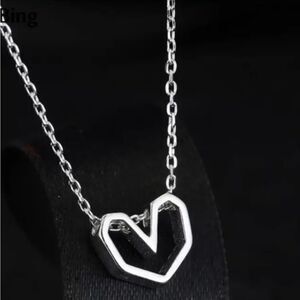 The Dainty Geo Heart pendant necklace in 925 silver
